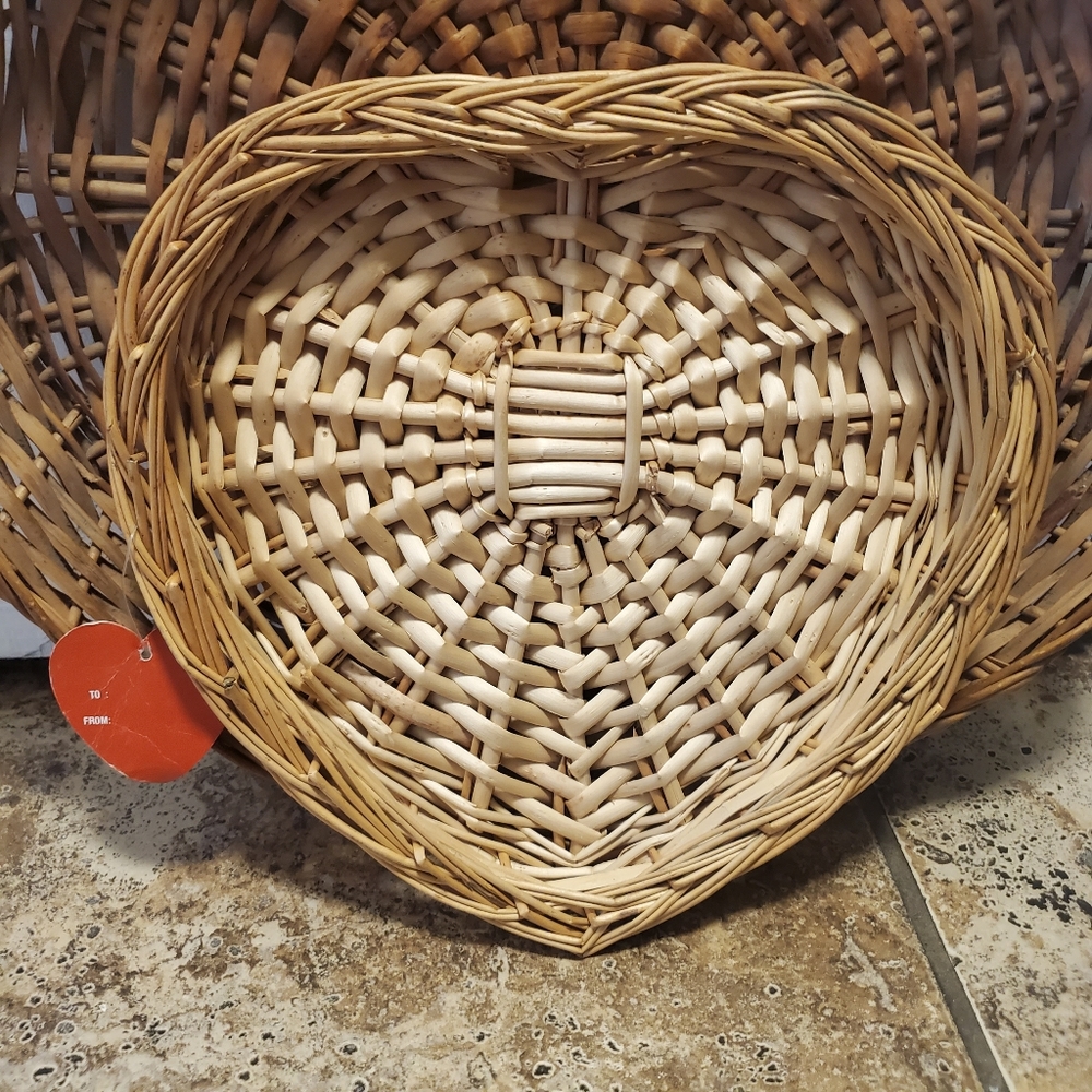 ♡ Vintage Heart wicker basket ♡